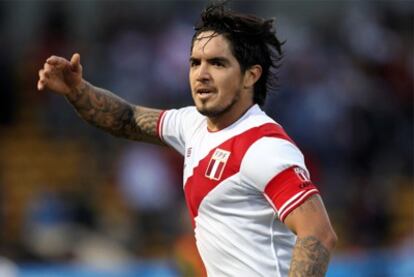 El peruano Juan Manuel Vargas celebra su gol ante Colombia.