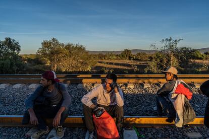 Migrantes venezolanos se lamentan tras no poder abordar un tren que los acercaría a la frontera con EE UU, en el municipio de Huichapan, en el Estado de Hidalgo (México), el 4 de noviembre. 
