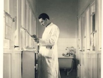 Claus Knapp in his Hamburg laboratory in the 1950s.