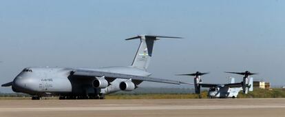 Aviones militares americanos en la base Aérea de Morón.
