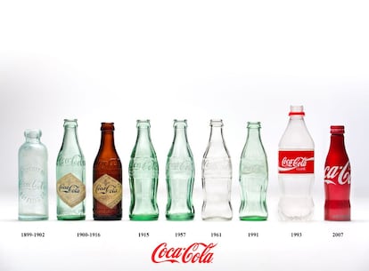La evolución del diseño la botella de Coca Cola en el tiempo. La clásica, se creó en 1915 para unificar el diseño de las botellas en las 400 plantas que la embotellaban en Estados Unidos, Panamá, Canadá y Cuba. Antes de su creación, cada embotellador usaba envases diferentes.