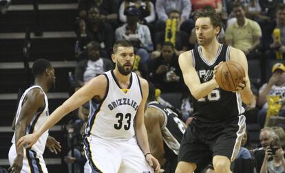 Pau Gasol protege el bal&oacute;n ante su hermano Marc.