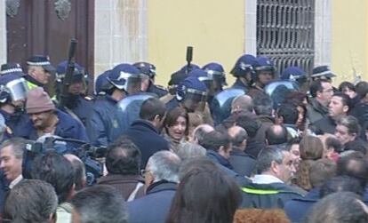 La policía bloquea el acceso al Ayuntamiento de Jerez.