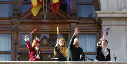 Las tres magas saludan junto al alcalde Joan Ribó desde el balcón del Ayuntamiento.