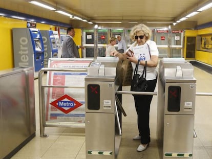 La alcaldesa de Madrid, Manuela Carmena, en el metro de la capital.