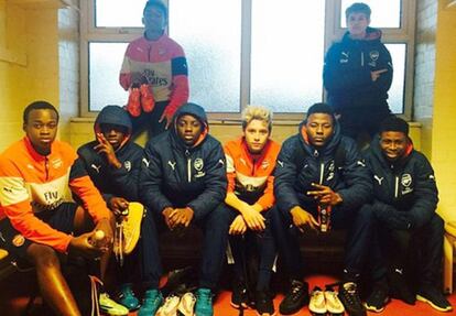 Brooklyn Beckham junto a sus compañeros del Arsenal.