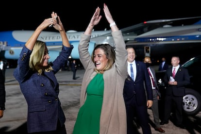 La entonces portavoz de la Casa Blanca, Kayleigh McEnany (a la izquierda), y Cassidy Hutchinson, bailando con el Air Force One detrás, en septiembre de 2020, en Swanton, Ohio, donde Donald Trump había celebrado un acto de campaña.