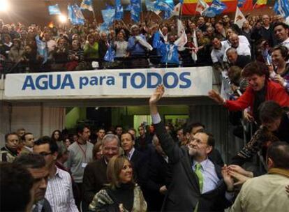 Mariano Rajoy, a su llegada al Palacio de los Deportes de Murcia.