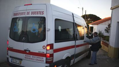 Imagen de archivo de una ambulancia en el hospital de Bombarral (Portugal), el 3 de diciembre de 2013. 