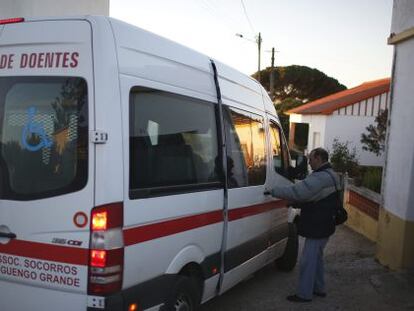 Imagen de archivo de una ambulancia en el hospital de Bombarral (Portugal), el 3 de diciembre de 2013. 