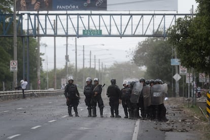 Un grupo de policías durante las protestas en la ciudad de Masaya, Nicaragua.