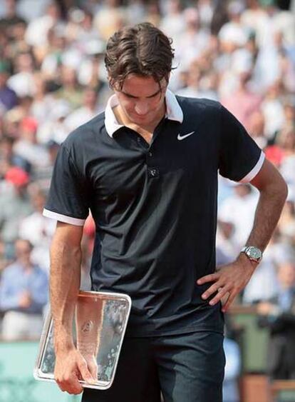Federer con la bandeja de subcampeón tras la final.