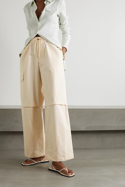 Dale a tus looks un estilo relajado y sofisticado al mismo tiempo con estos pantalones  en color marfil con bolsillo de Jil Sander. 560€.