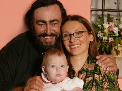 Luciano Pavarotti, junto a su esposa Nicoletta Mantovani y a su hija Alice, en 2003. 