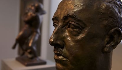 Dos visitantes del museo St&auml;del contemplan el busto de Franco