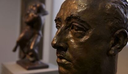 Dos visitantes del museo Städel contemplan el busto de Franco
