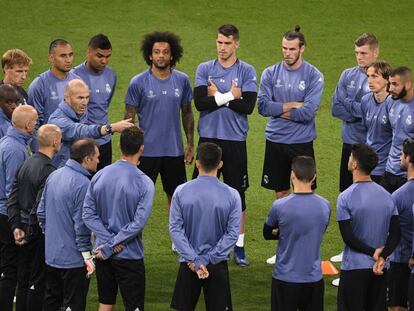 Zinedine Zidane da instrucciones a sus jugadores.