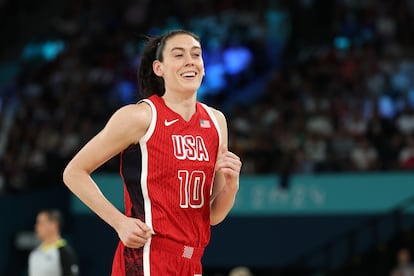 La neoyorquina Breanna Stewart es una de las mejores jugadoras de baloncesto sobre la tierra y la orgullosa madre de dos niños, Ruby y Theo, nacidos en 2021 y 2023 respectivamente. Su esposa es otra ilustre de la canasta en España, la subcampeona olímpica Marta Xargay, que no ha faltado a la cita de París para apoyar a su mujer en su lucha por conseguir una medalla de oro que parece asegurada. Sus excompañeras de la selección nacional, sin embargo, perdieron la oportunidad de tocar metal al caer derrotadas en cuartos de final.