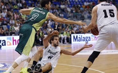 Roger Grimau pasa el balón desde el suelo