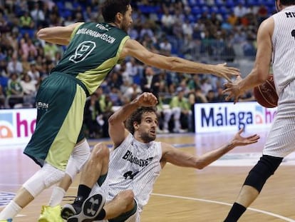 Roger Grimau pasa el balón desde el suelo