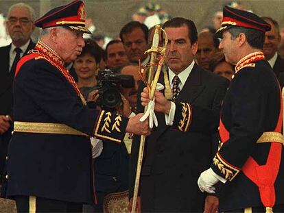 Pinochet entrega el mando del Ejército a Ricardo Izurieta, 1998