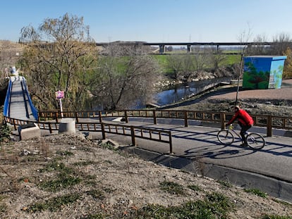 Punto donde termina la parte urbanizada del Parque Lineal del Manzanares, entre Villaverde Bajo y Perales del Río (Getafe), en enero de 2020.