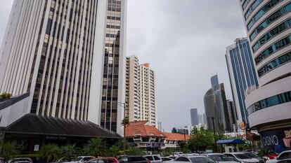 Despacho Alcogal en la Torre Humboldt (izquierda), en Panamá.