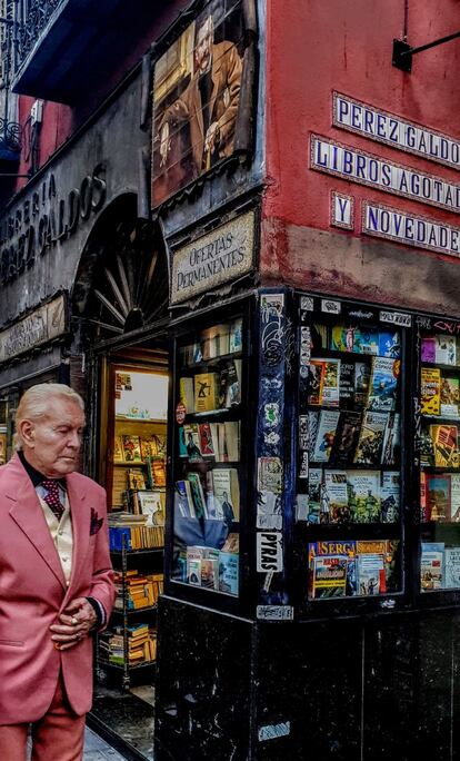 Un dandi, frente a la librería Pérez Galdos.