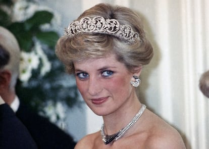 Diana se convirtió en icono de estilo rápidamente. Aquí en noviembre de 1987 en Bonn, Alemania, en una recepción con el presidente Richard von Weizsacker, luciendo la tiara Spencer, parte del legado de su familia y que era su preferida (más que la famosa Lover's Knot, a la que acusaba de causarle grandes dolores de cabeza).