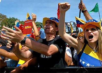 Vecinos de Caracas gritan consignas contra el presidente Hugo Chávez durante la manifestación de ayer por las calles de la capital venezolana.