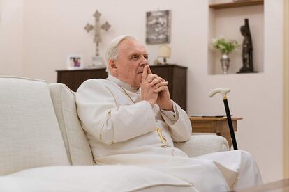 Anthony Hopkins interpreta a Bento XVI em 'Dois Papas'.