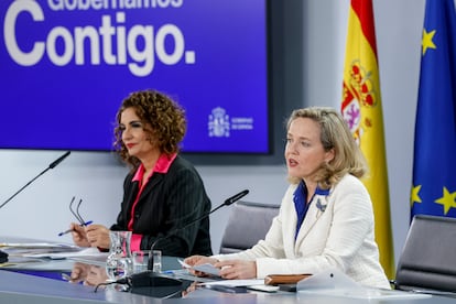 Las ministras de Hacienda, María Jesús Montero, y de Asuntos Económicos, Nadia Calviño.