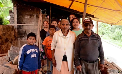 Juana Arenas y Eulalio Vergara, junto a su familia