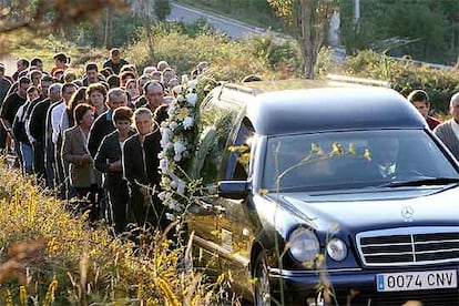 El cortejo fúnebre acompaña al féretro del pequeño Aarón.