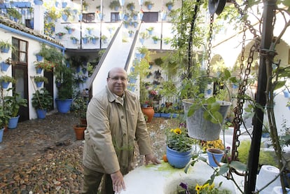 Miguel Ángel Roldán, presidente de Amigos de los Patios Cordobeses, posaba ayer en un patio.