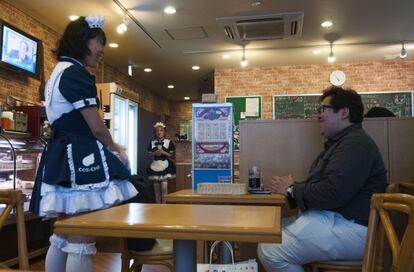 Interior de un maid café de Akihabara, donde las camareras, vestidas como sirvientas, incluso dan de comer a la boca a sus clientes.