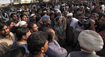 Familiares de los acusados aguardan la sentencia en el exterior del tribunal, en Haripur (Pakist&aacute;n), este mi&eacute;rcoles.