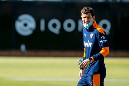 Javi Gracia durante el entrenamiento de este jueves en Valencia. VCF