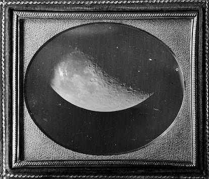 El ‘daguerrotipo’ era un elemento frágil y único (no se podía reproducir) y constaba de una placa de cobre sometida a vapores de yodo. Se utilizó hasta 1860. En la imagen, daguerrotipo de 1840 realizado por John Adams Whipple que muestra la luna.