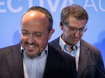 El líder del PP catalán y candidato a las elecciones autonómicas, Alejandro Fernández, y el líder del Partido Popular, Alberto Núñez Feijóo, durante la celebración de la junta directiva del PP catalán, en Barcelona, este miércoles.