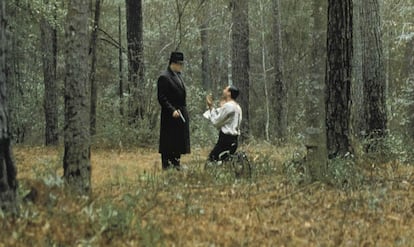 Gabriel Byrne y John Turturro, en 'Muerte entre las flores'.