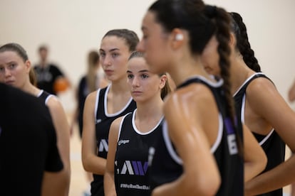 Un momento del entrenamiento en el polideportivo de La Salle de Barcelona de las 24 jóvenes jugadoras y de las profesionales del básquet.