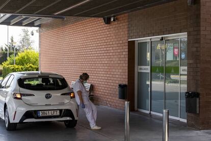 Una infermera a l'Hospital d'Igualada. 