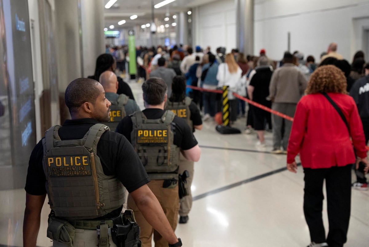 El ICE se despliega por más de una docena de aeropuertos en medio del cierre del Departamento de Seguridad Nacional