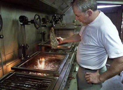 Víctor Arguinzoniz cocina en su parrilla del Asador Etxebarri (Vizcaya).