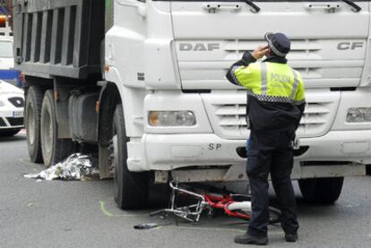 El camión que ayer arrolló a una usuaria del Bicing, minutos después del accidente.