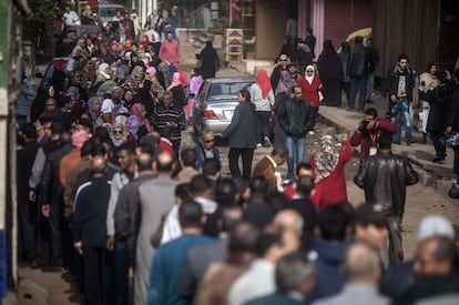 Hay habilitados 30.317 colegios electorales y el ejército ha desplegado a 16.000 soldados para protegerlos. En la imagen, decenas de personas esperan su turno para poder votar en El Cairo (Egipto).