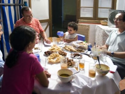 Una familia musulmana cena durante el Ramadán en Barcelona.