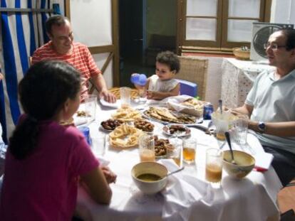 Familia musulmana cena durante el Ramadán en Barcelona.