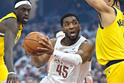 Donovan Mitchell se abre paso entre Siakam y Nembhard.